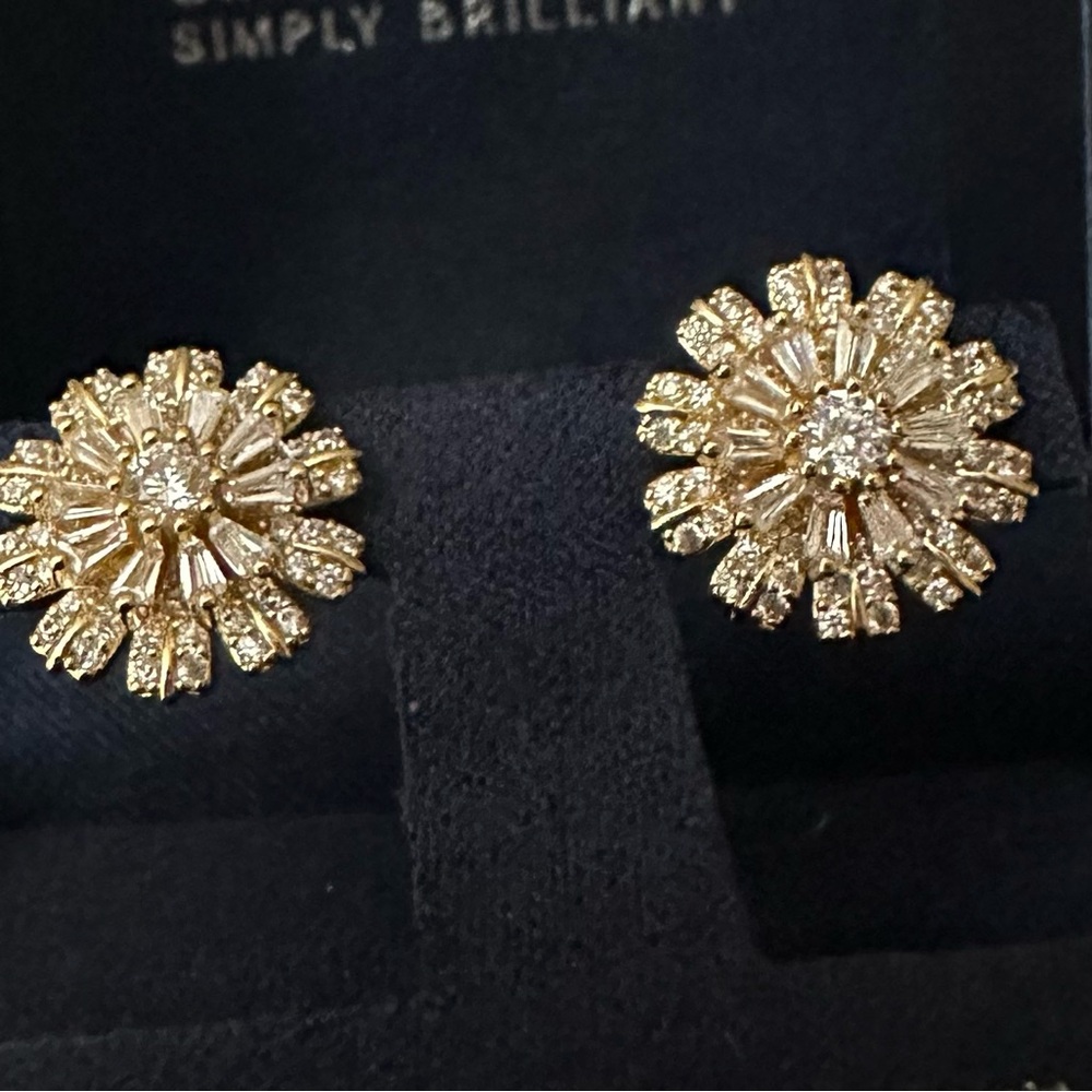 Earrings Elegant Flower Earrings - Picture 2 of 4